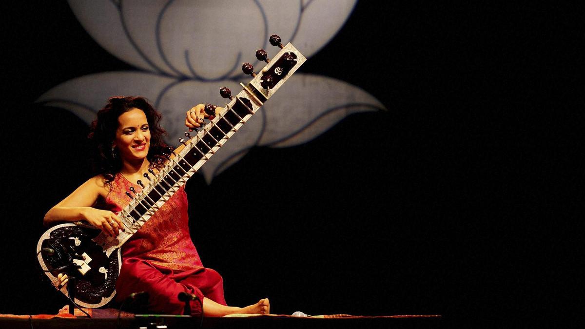 एयर इंडिया की फ्लाइट में अनुष्का शंकर का सितार क्षतिग्रस्त; एयरलाइन का कहना है कि वह जांच कर रही है