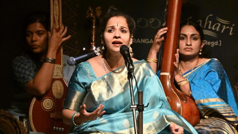 के. गायत्री ने अपने श्रद्धांजलि समारोह में अपने गुरु सुगुण पुरूषोत्तम की विविध कृतियों को जीवंत किया