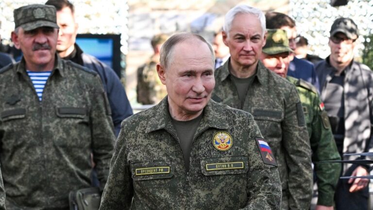 कैसे 70 साल की उम्र में व्लादिमीर पुतिन अपने से आधी उम्र के पुरुषों की तुलना में अधिक कठिन फिटनेस दिनचर्या बनाए रखते हैं