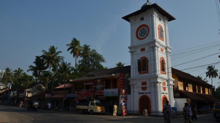 कोच्चि बिएननेल से परे: हेरिटेज वॉक, कयाकिंग और बैकवाटर सवारी के लिए एक गाइड