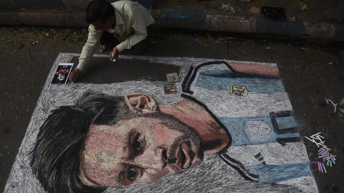 कोलकाता में मेसी का उन्माद छाया हुआ है और हजारों लोग अर्जेंटीना के आइकन का स्वागत कर रहे हैं