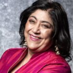 कौन हैं गुरिंदर चड्ढा? भारतीय मूल के फिल्म निर्माता जिनकी 'क्रिसमस कर्मा' किंग चार्ल्स देखेंगे