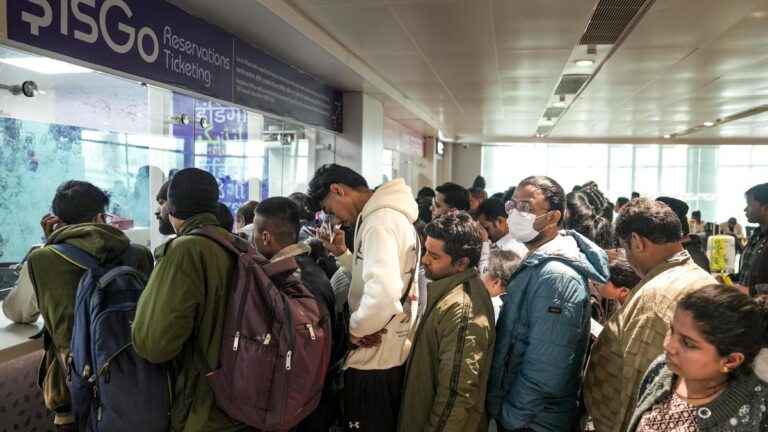 क्या संकट को रोकने के लिए इंडिगो और अधिक पायलटों को काम पर रख सकती थी?