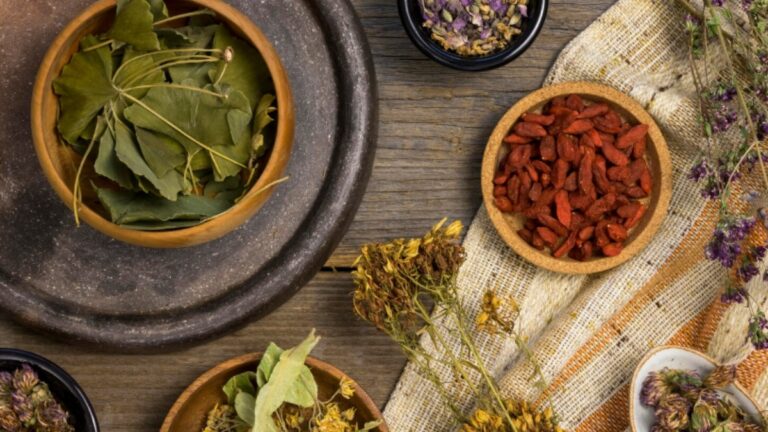 खान-पान के नियमों से लेकर दवाओं तक: 2025 में 10 आयुर्वेदिक मिथकों का भंडाफोड़