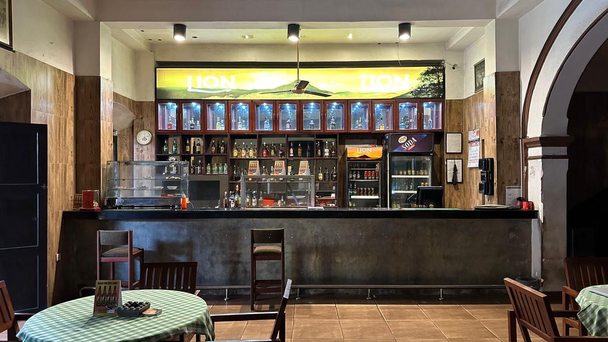 गॉल में, सिडनी होटल में अरैक शॉट्स और कोथू के साथ कुछ आकर्षक इतिहास की गहराई में जाएँ