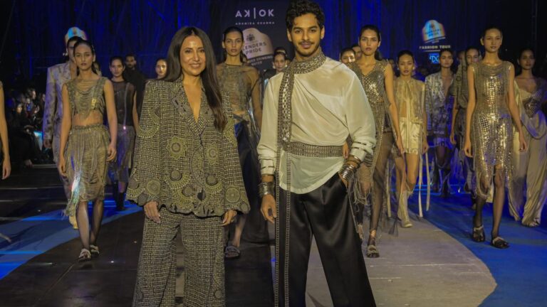 घर में रहने वाले अभिनेता ईशान खट्टर अनामिका खन्ना के नए कलेक्शन के लिए शोस्टॉपर बने