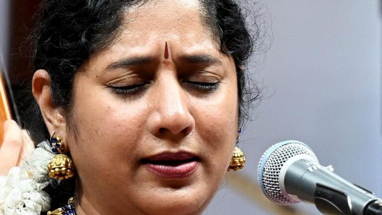 निशा राजगोपालन का संगीत कार्यक्रम संगीतकारों और भक्ति से ओत-प्रोत कृतियों के बीच निर्बाध रूप से चला