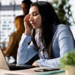 नेतृत्व की 4 गलतियाँ जो चुपचाप आपकी टीम के मानसिक स्वास्थ्य को नुकसान पहुँचाती हैं | विशेषज्ञ बताते हैं