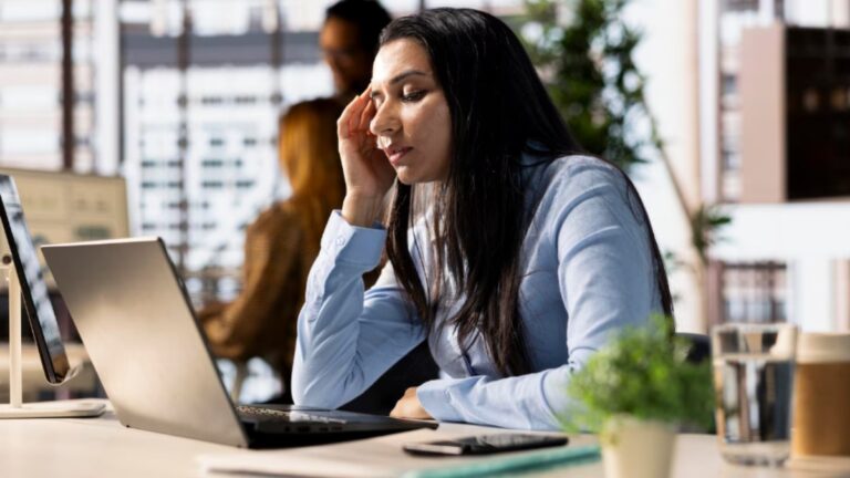 नेतृत्व की 4 गलतियाँ जो चुपचाप आपकी टीम के मानसिक स्वास्थ्य को नुकसान पहुँचाती हैं | विशेषज्ञ बताते हैं