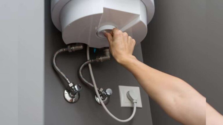 पुराने गीज़र की चेतावनी! इन 5 संकेतों का मतलब है कि आपको अपना वॉटर हीटर तुरंत बदल लेना चाहिए