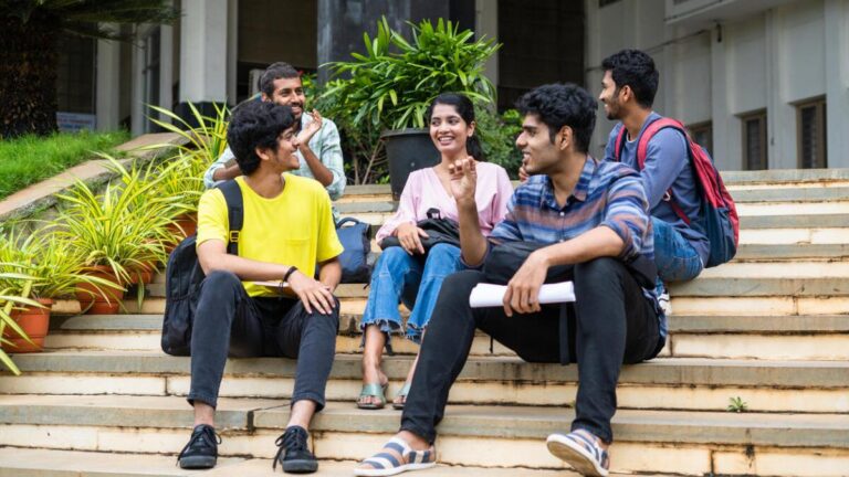 फोकस में अलमारी: कॉलेज के छात्रों की फैशन पसंद वर्ग, लिंग और निर्णय के बारे में क्या बताती है