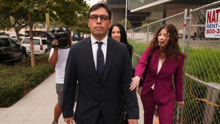 'फ्रेंड्स' स्टार की ओवरडोज से मौत से पहले मैथ्यू पेरी को केटामाइन बेचने के लिए डॉक्टर को सजा सुनाई जाएगी