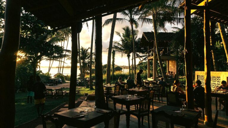 बाटिक वर्कशॉप से ​​लेकर दुनिया का पहला अरैक-स्पेशलिटी बार - श्रीलंका के कम-ज्ञात स्थलों के बारे में एक जानकारी