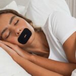 बेहतर नींद के लिए मुँह पर टेप लगाना? यहां वह है जो आपको पहले जानना चाहिए