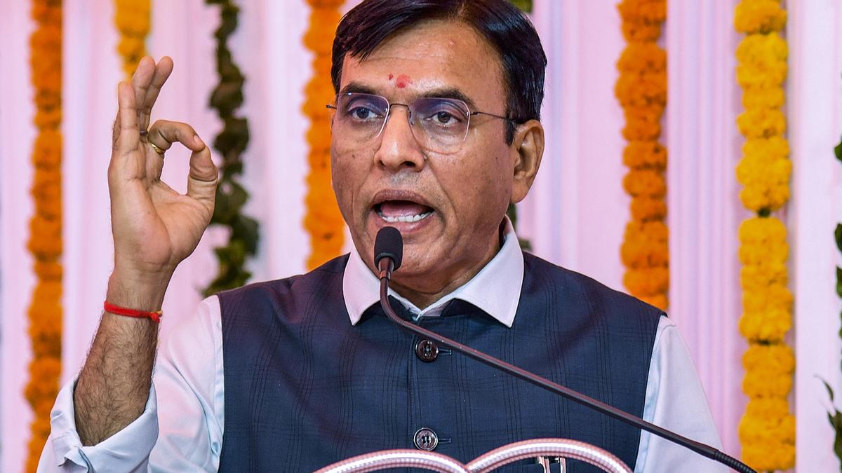 मंडाविया ने भारतीय फुटबॉल में ‘गतिरोध’ खत्म करने का वादा किया