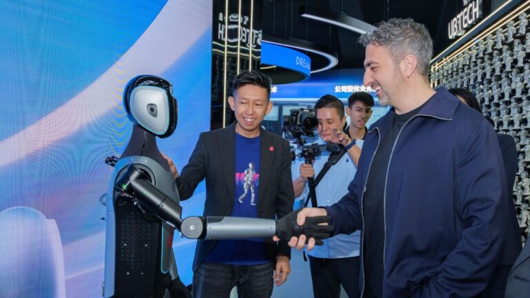 माइक्रोसॉफ्ट एआई सीईओ ने इस पीढ़ी के शीर्ष उद्यमियों में से एक के रूप में सैम ऑल्टमैन की प्रशंसा की, एलोन मस्क को बुलडोज़ कहा