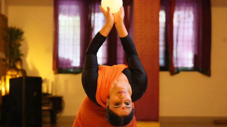 यामिनी मुथन्ना की कुंडलिनी व्यक्ति के आंतरिक अस्तित्व की ओर संकेत करती है