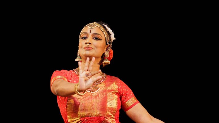 यामिनी रेड्डी के कुचिपुड़ी प्रोडक्शन में सूर्य के जन्म और जीवन के अंतर्संबंध को दर्शाया गया है