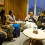 रक्षा मंत्री राजनाथ सिंह ने इक्कीस स्पेशल स्क्रीनिंग के दौरान सेकेंड लेफ्टिनेंट अरुण खेत्रपाल के परिवार को सम्मानित किया