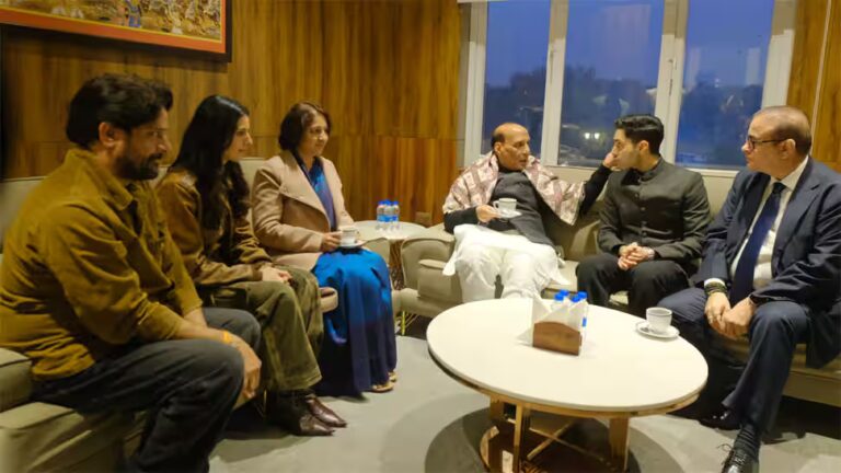 रक्षा मंत्री राजनाथ सिंह ने इक्कीस स्पेशल स्क्रीनिंग के दौरान सेकेंड लेफ्टिनेंट अरुण खेत्रपाल के परिवार को सम्मानित किया