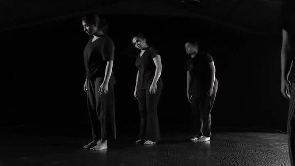 ‘वाई’, एक तैयार भौतिक थिएटर, मानवीय अनुभव की पड़ताल करता है