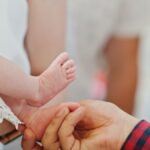 शिशु की शीतकालीन देखभाल युक्तियाँ: ठंड के मौसम में अपने नवजात शिशु को कैसे सुरक्षित, गर्म और स्वस्थ रखें