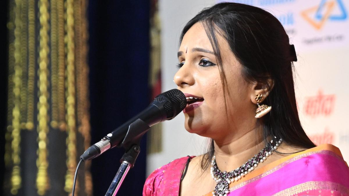 श्रीरंजनी तपस्या संथानगोपालन के संगीत कार्यक्रम में राग, लय और प्रदर्शनों की सूची विचारशील संरेखण में थी