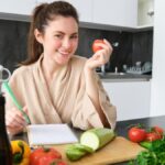 सर्दियों में हमेशा थके रहते हैं? शीर्ष पोषण विशेषज्ञ का कहना है कि यहां वे आहार परिवर्तन हैं जिनकी हर महिला को आवश्यकता होती है