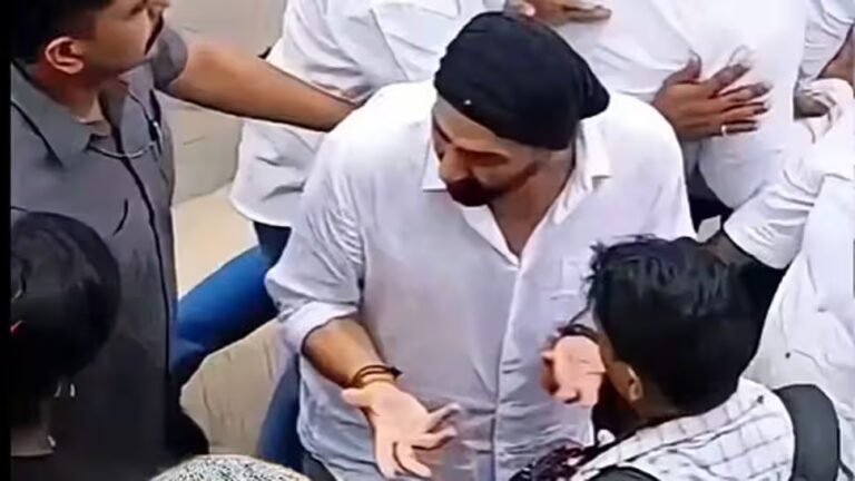 हरिद्वार में धर्मेंद्र के अस्थि विसर्जन के दौरान पैपराज़ी पर सनी देओल ने खोया अपना आपा, कितने पैसे चाहिए...