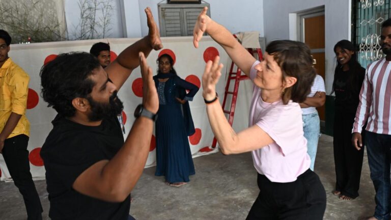 कैसे स्विस थिएटर शिक्षक मैनुएला रनगे मंच पर अभिनेताओं को क्षण भर में रहने के लिए प्रशिक्षित करते हैं