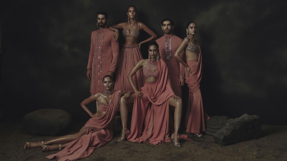 2026 का रनवे कॉर्सेट और सिल्हूट के मिश्रण का अनावरण करेगा जो व्यक्तिगत शैली को फिर से परिभाषित करेगा