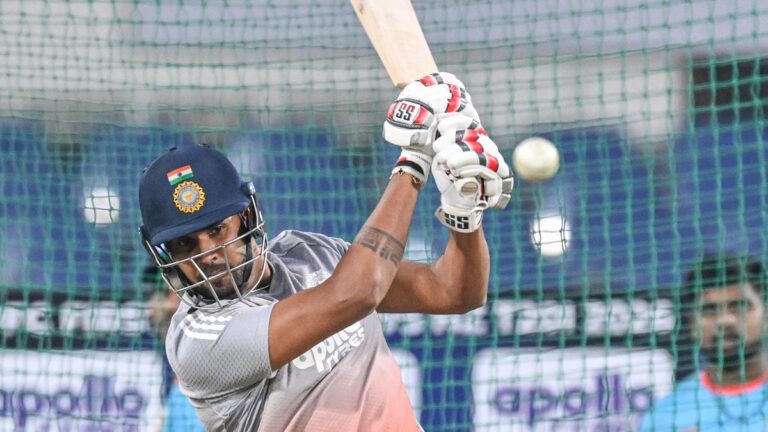 IND vs NZ T20I सीरीज: नीली और काली टोपी वाले पुरुषों के लिए एक आदर्श ड्रेस रिहर्सल