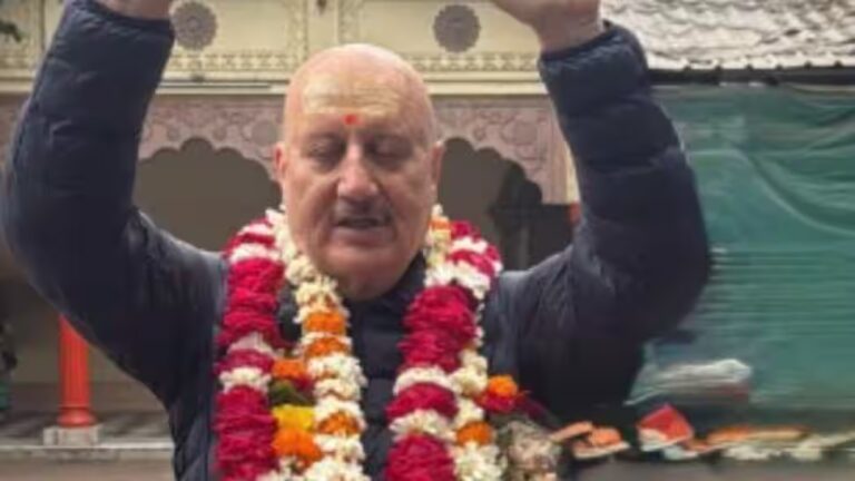 अनुपम खेर ने वाराणसी का दौरा किया, संकट मोचन और काशी विश्वनाथ मंदिर में पूजा-अर्चना की