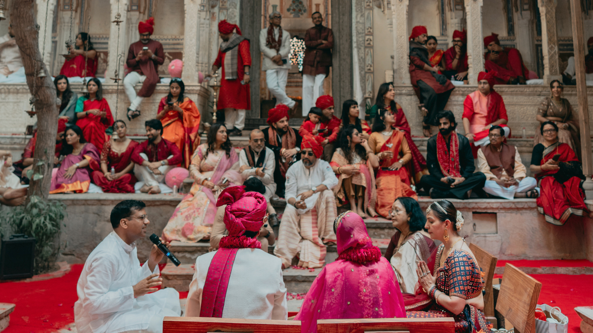 अब हर लक्जरी भारतीय शादी में एक स्टाइलिस्ट क्यों होता है?