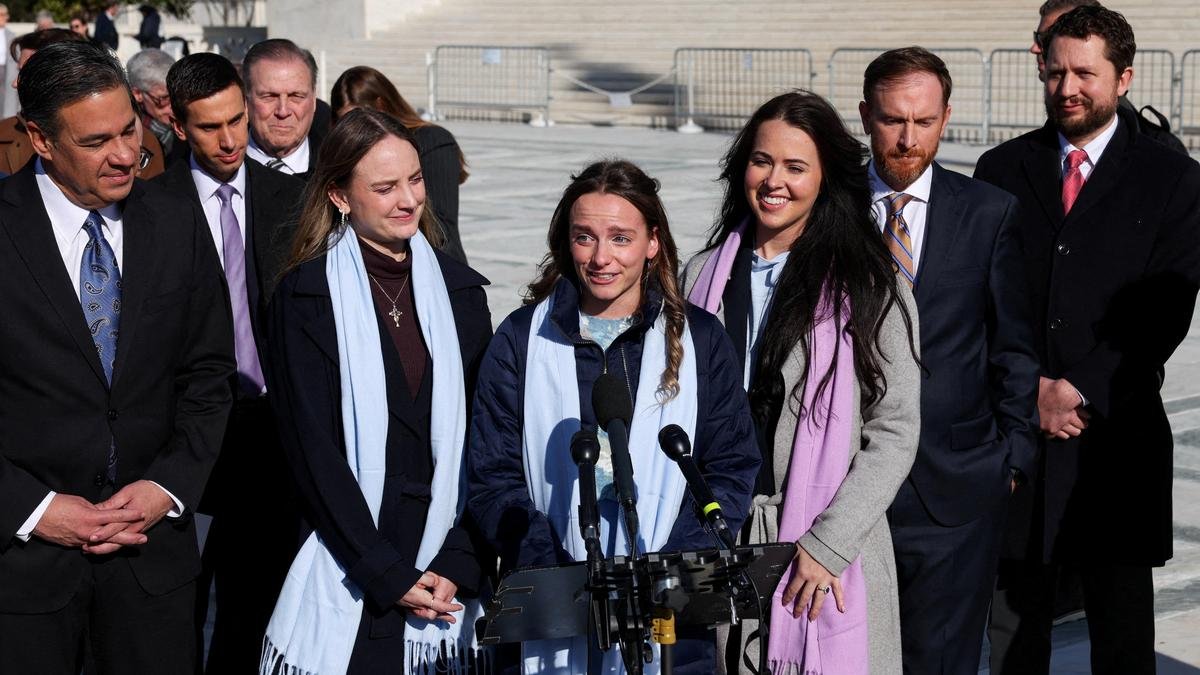 अमेरिकी सुप्रीम कोर्ट के रूढ़िवादी ट्रांसजेंडर खेलों पर प्रतिबंध लगाने की अनुमति देने की ओर झुके हुए हैं