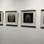 इनर वाइब्स'26 काले, सफेद और भूरे रंग की भाषा के माध्यम से 54 अमूर्त कलाकारों को एक साथ लाता है