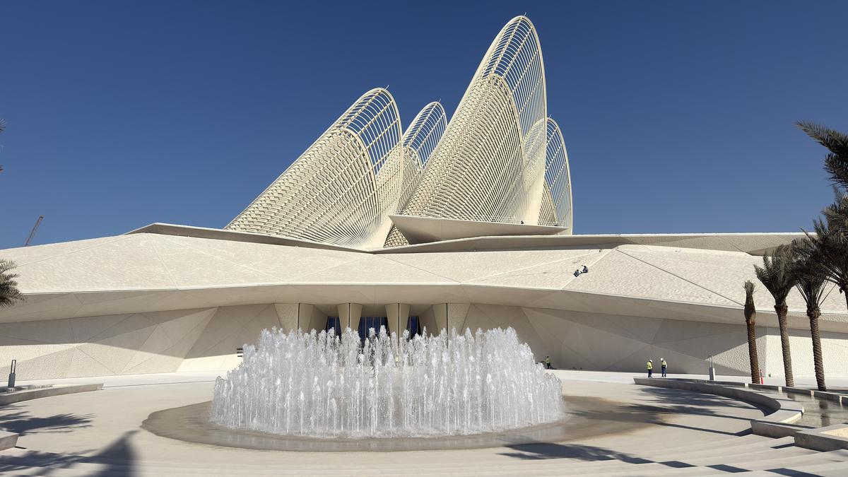 एक अरब लेंस के माध्यम से | अबू धाबी में जायद राष्ट्रीय संग्रहालय संयुक्त अरब अमीरात की उभरती कहानी बताता है