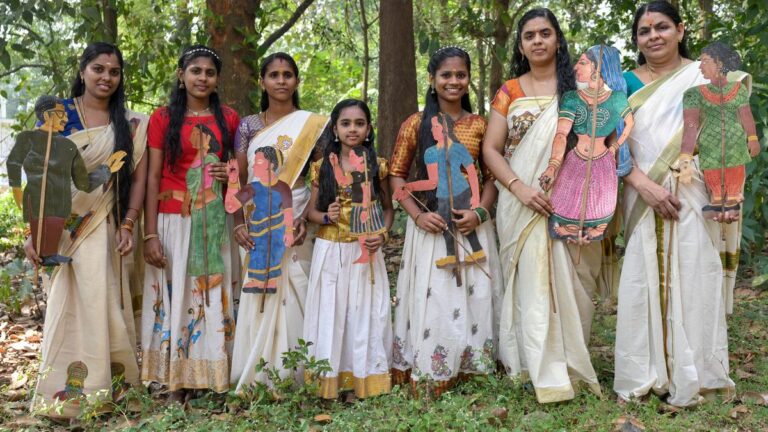 एक पूर्ण महिला कठपुतली टीम प्राचीन कला को समकालीन स्वाद देती है
