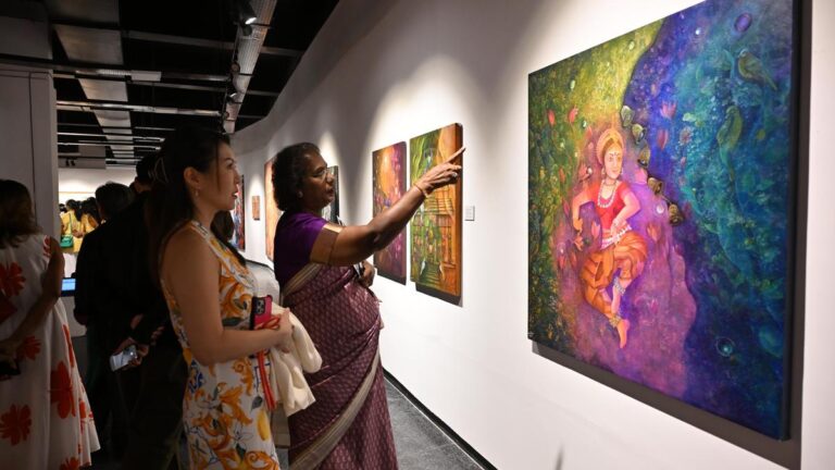 ओडिसी, कला और आंदोलन चेन्नई में लेट ए थाउजेंड फ्लावर्स ब्लूम प्रदर्शनी में जुटे
