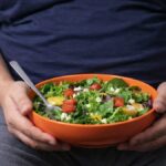 कम खा रहे हैं लेकिन फिर भी वजन बढ़ रहा है? एम्स-प्रशिक्षित आंत डॉक्टर बताते हैं क्यों