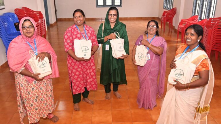 केरल: चूर्निकारा में कुदुम्बश्री स्वयंसेवक घरों में पुस्तकालय की किताबें पहुंचाते हैं