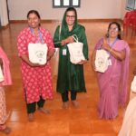 केरल में चूर्णिकारा पंचायत के कुदुम्बश्री स्वयंसेवक महिलाओं और बच्चों में पढ़ने को बढ़ावा देने के लिए वहां घरों में किताबें पहुंचाते हैं