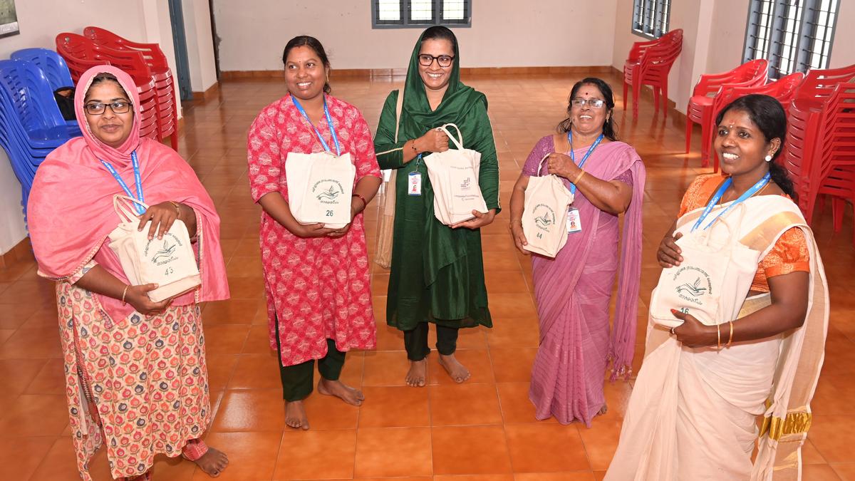 केरल में चूर्णिकारा पंचायत के कुदुम्बश्री स्वयंसेवक महिलाओं और बच्चों में पढ़ने को बढ़ावा देने के लिए वहां घरों में किताबें पहुंचाते हैं