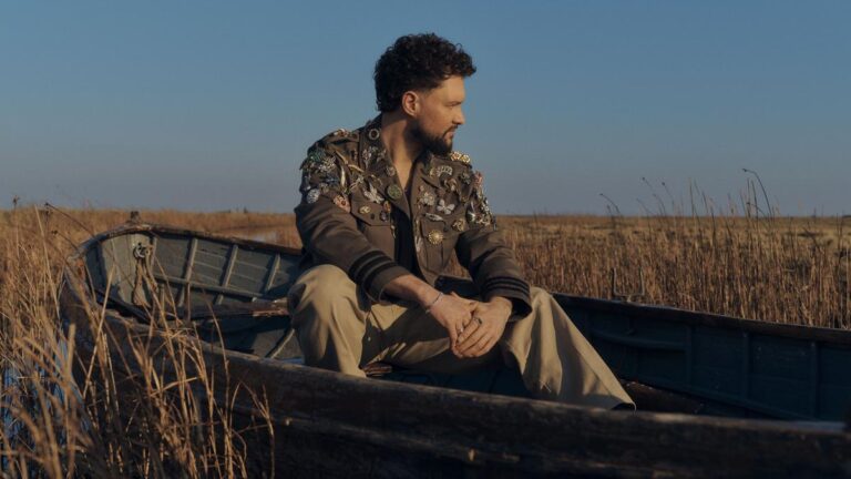 कैलम स्कॉट अपने नए एल्बम एवेनॉयर, भारत में उनके संगीत कार्यक्रम और बहुत कुछ पर