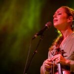 कैसे जान्हवी हैरिसन का भारतीय भक्ति संगीत के प्रति प्रेम ग्रैमी नामांकन तक पहुंचा