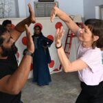 कैसे स्विस थिएटर शिक्षक मैनुएला रनगे मंच पर अभिनेताओं को क्षण भर में रहने के लिए प्रशिक्षित करते हैं