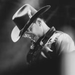 कोलंबियाई गायक येइसन जिमेनेज़ कौन थे जिन्हें अपनी मृत्यु का पूर्वाभास हो गया था? उनके कॉन्सर्ट से कुछ घंटे पहले एक विमान दुर्घटना में उनकी मृत्यु हो गई