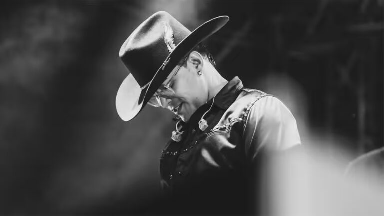 कोलंबियाई गायक येइसन जिमेनेज़ कौन थे जिन्हें अपनी मृत्यु का पूर्वाभास हो गया था? उनके कॉन्सर्ट से कुछ घंटे पहले एक विमान दुर्घटना में उनकी मृत्यु हो गई