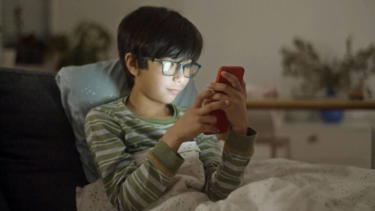 चिंतित माता-पिता को YouTube का उपहार: नए नियंत्रणों के साथ बच्चों की शॉर्ट्स सामग्री प्रबंधित करें