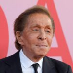 जेट सेट के फैशन डिजाइनर वैलेंटिनो गारवानी का 93 वर्ष की आयु में रोम में निधन हो गया